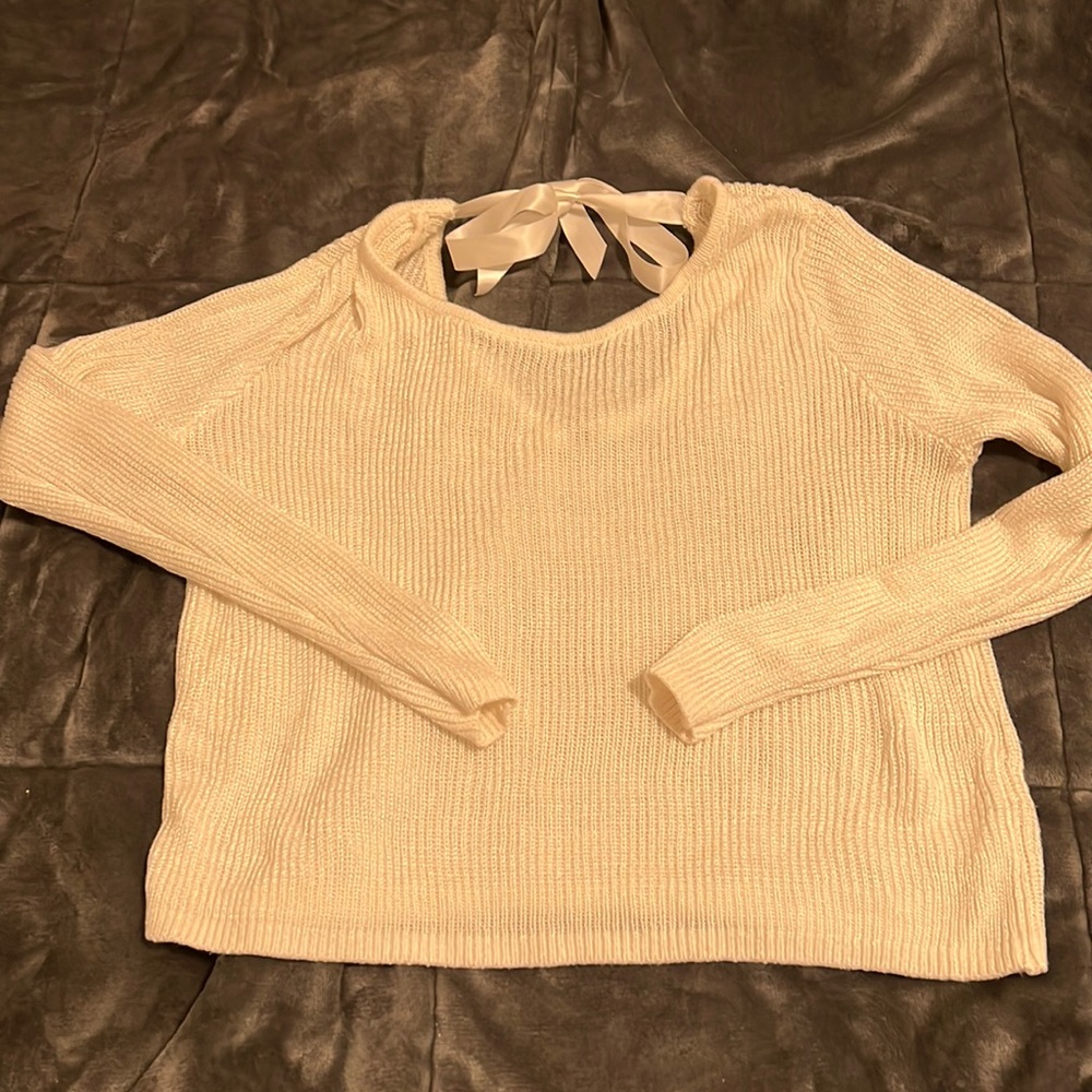 White crop top sweater